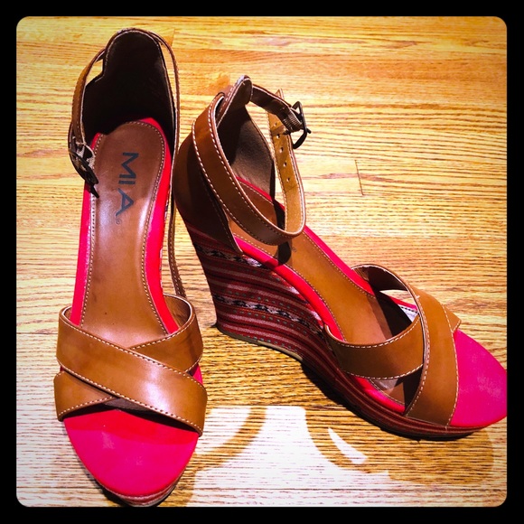 Ultra cute Mia wedges. - Picture 1 of 5